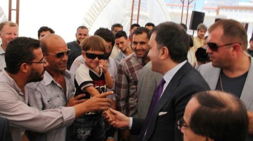 Bakan &Ccedil;elik Suriyeli Sığınmacılar İle Bayramlaştı