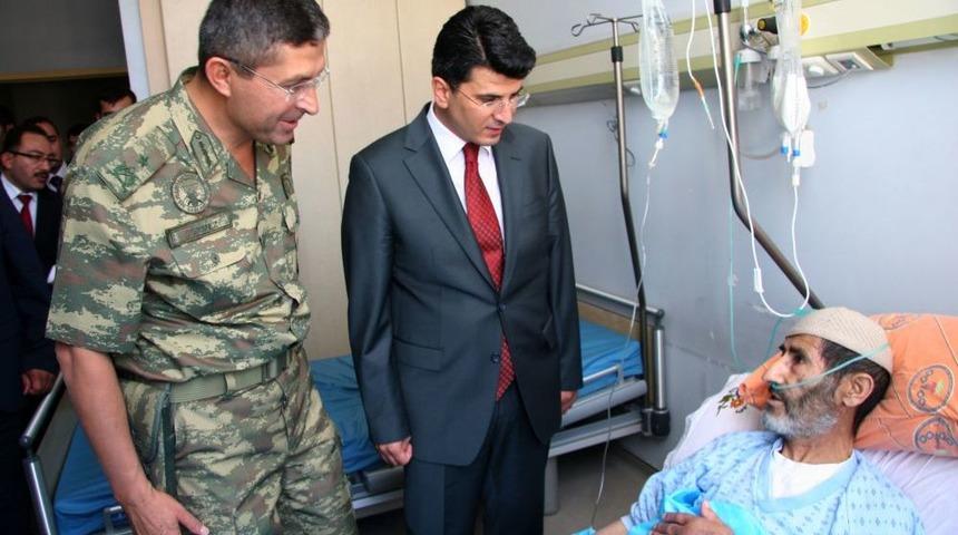 Vali Vekili Uyanık, Hastanede Vatandaşlarla Bayramlaştı