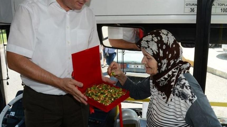 Otob&uuml;s Şof&ouml;rlerinden Yolculara Şeker Jesti