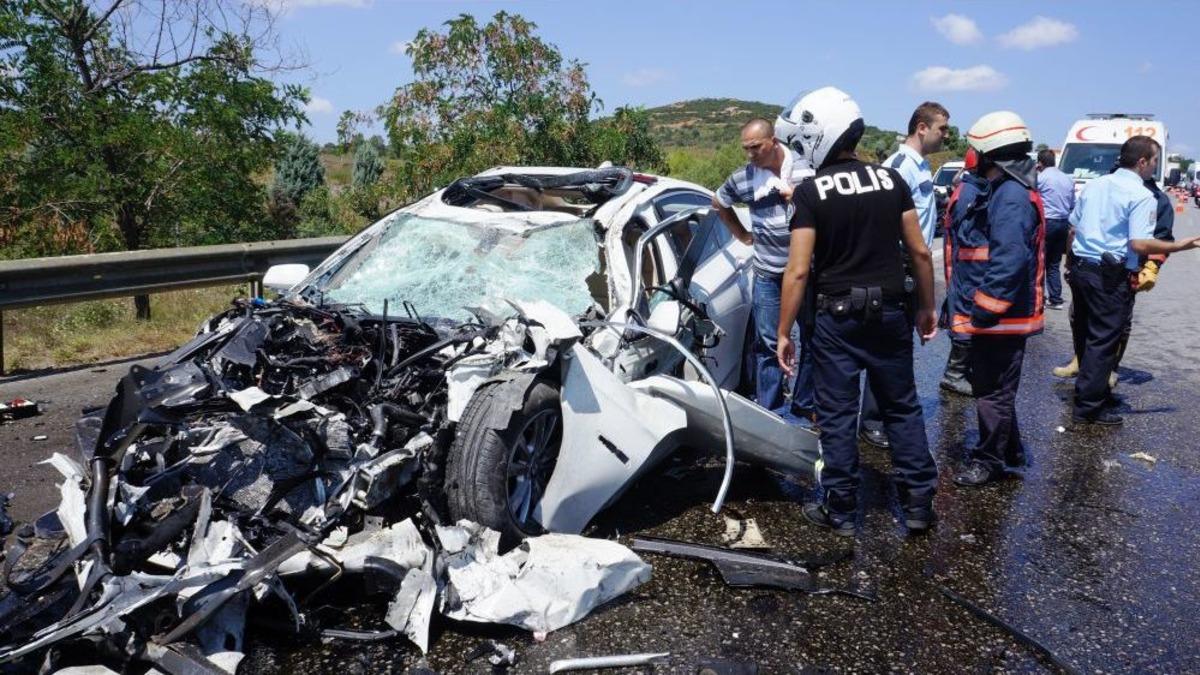 Temizlik aracına &ccedil;arpan aracan s&uuml;r&uuml;c&uuml;s&uuml; &ouml;ld&uuml;