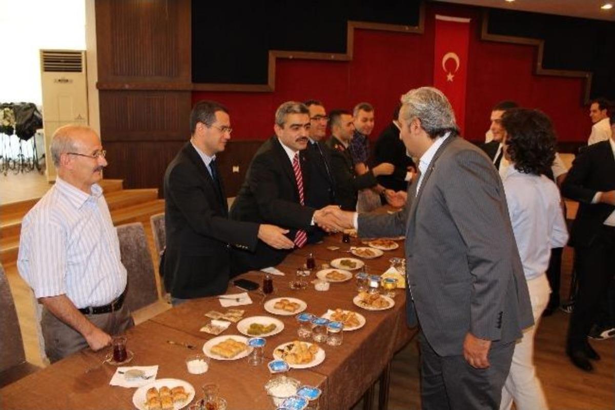 Bayramlaşma T&ouml;reni &Ccedil;ocukları Sevindirdi