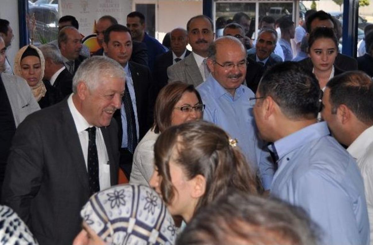 Ak Parti&rsquo;nin Bayramlaşma T&ouml;reninde İzdiham
