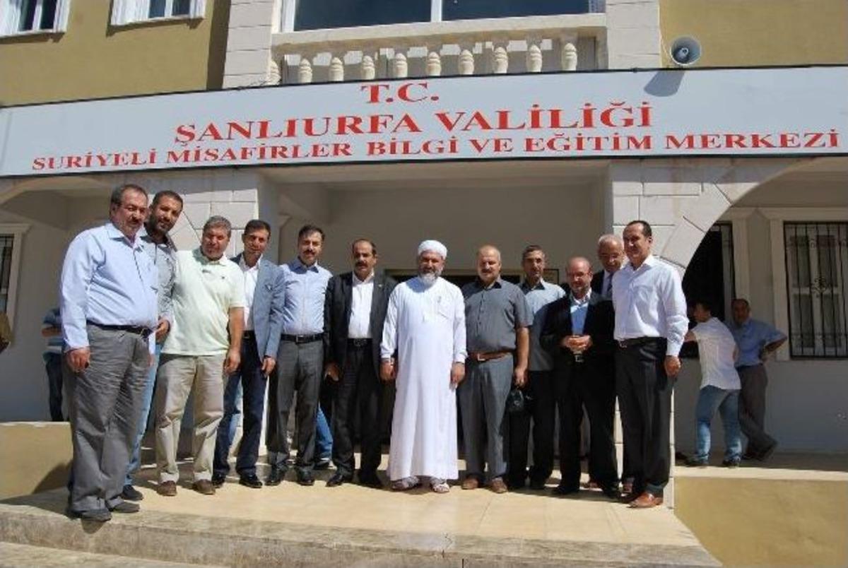 Vali G&uuml;ven&ccedil; Suriyelilerle Bayramlaştı