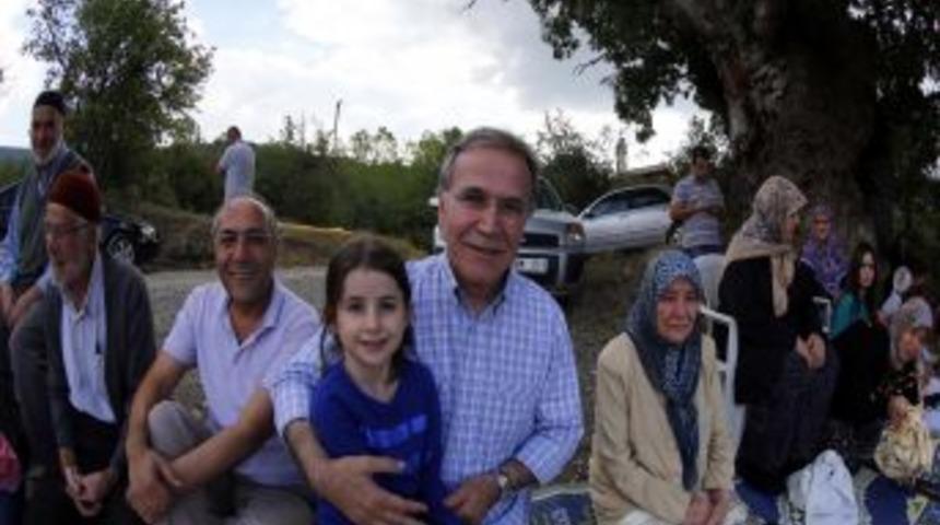 Mehmet Ali Şahin, 500 Yıllık Meşenin G&ouml;lgesinde Bayram Geleneğini Yaşatıyor