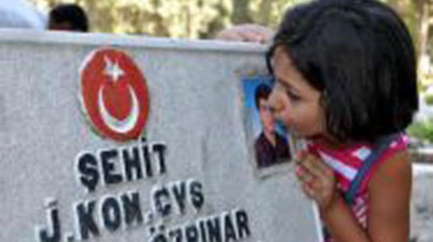 Şehit amcasının mezar taşını &ouml;pt&uuml;