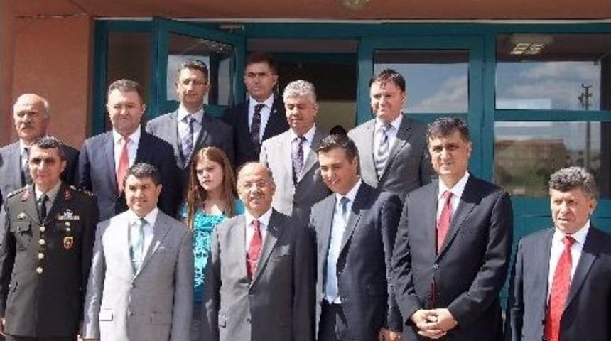 Vali Kolat'tan &Ccedil;ocuklara Bayram Har&ccedil;lığı