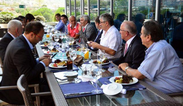 Bursaspor dan Vojvodina Y&ouml;netimine Yemek 1