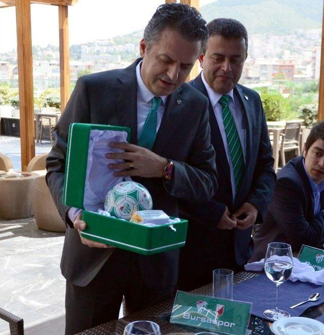 Bursaspor dan Vojvodina Y&ouml;netimine Yemek 2