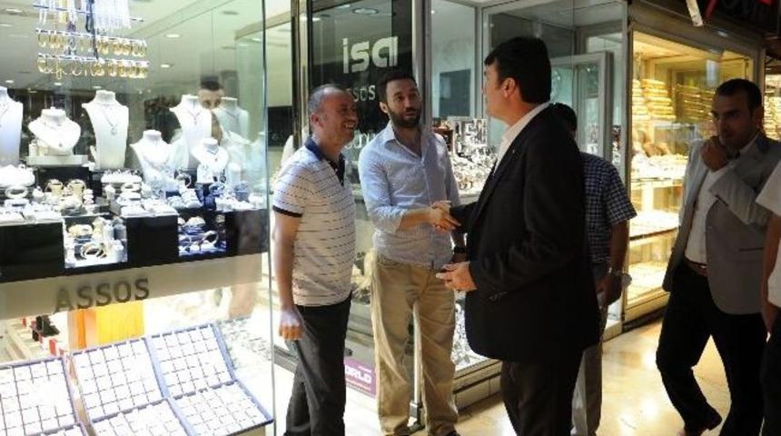 Kapalı &Ccedil;arşı&rsquo;da Y&uuml;zler G&uuml;l&uuml;yor