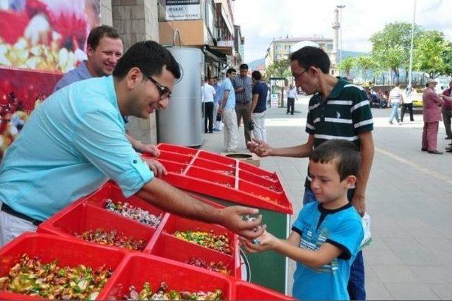 Giresun Belediyesi Bayram İkramı Stantı Açtı