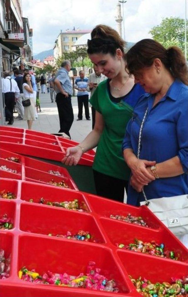 Giresun Belediyesi Bayram İkramı Stantı Açtı