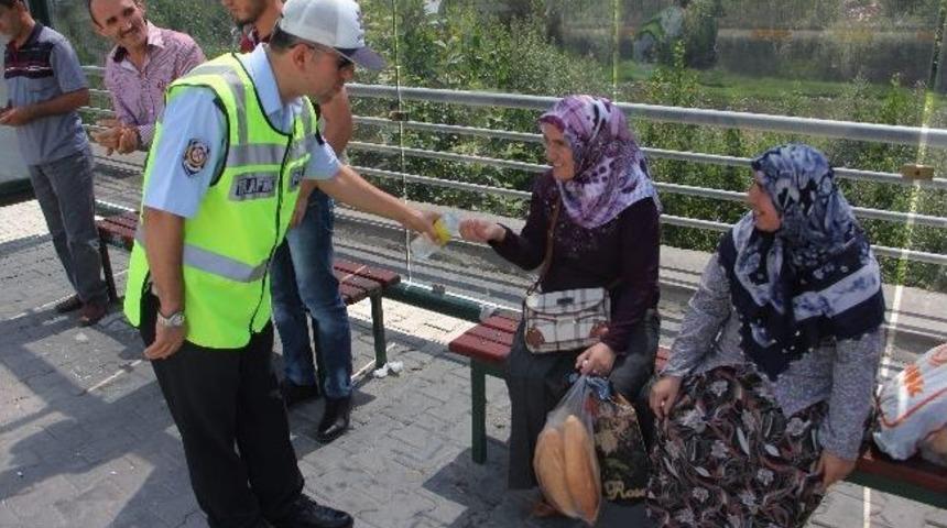 Polislerden &Ccedil;ikolatalı Emniyet Kemeri Uyarısı