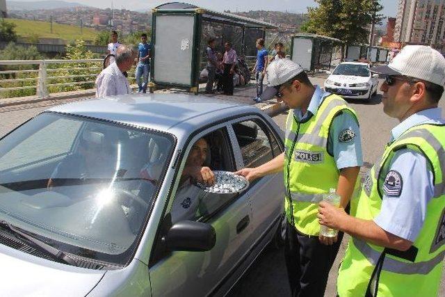 Polislerden Çikolatalı Emniyet Kemeri Uyarısı