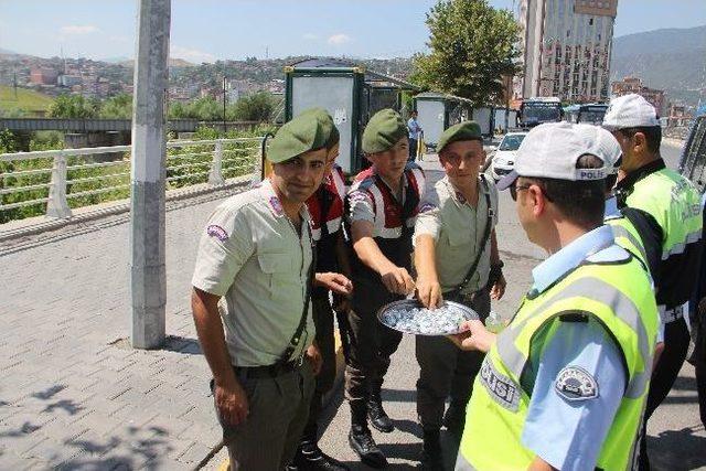 Polislerden Çikolatalı Emniyet Kemeri Uyarısı