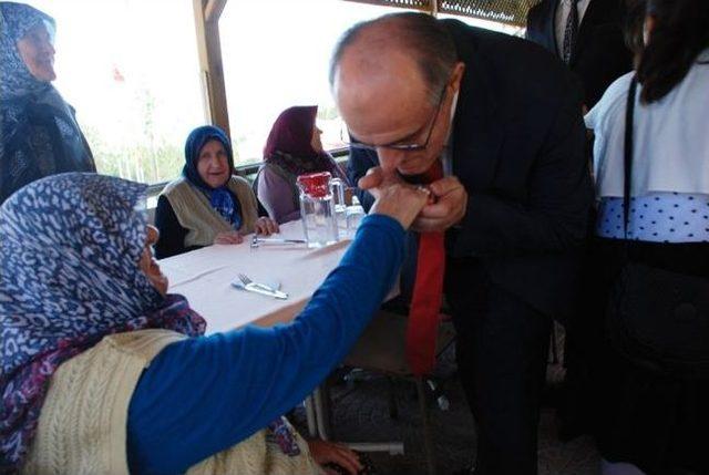 Bolu Valisi Bayramda Huzurevi Sakinlerini Unutmadı