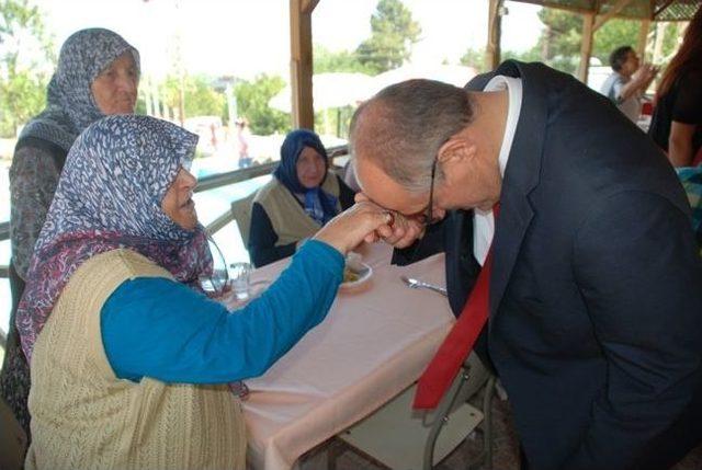 Bolu Valisi Bayramda Huzurevi Sakinlerini Unutmadı