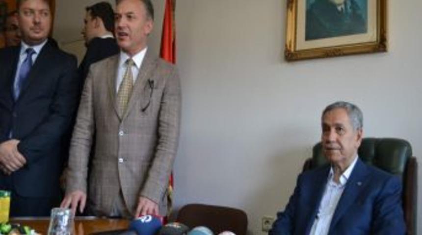 Arın&ccedil;, Kendisinden Yardım Isteyen Sanat&ccedil;ıya Şarkı S&ouml;yletip Puan Verdi