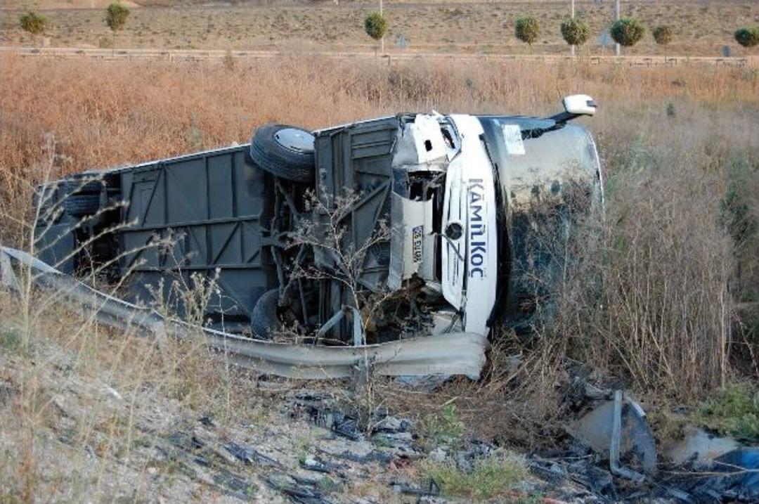 Yolcu otob&uuml;s&uuml; şarampole devrildi: 27 yaralı