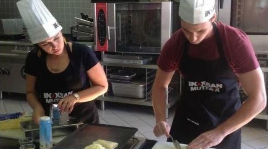 Amerikalı &Ouml;ğrenciler Yufka Yoğurup B&ouml;rek A&ccedil;tı