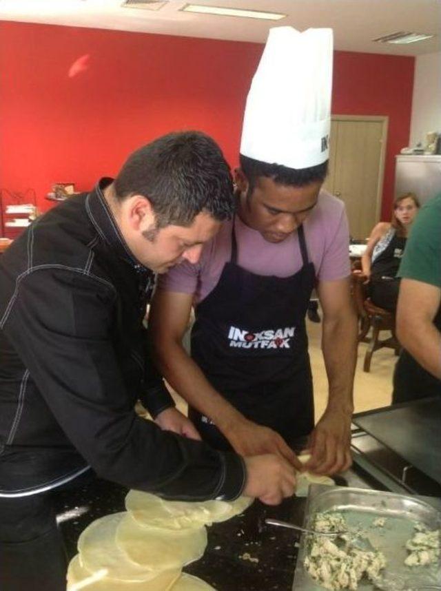 Amerikalı Öğrenciler Yufka Yoğurup Börek Açtı