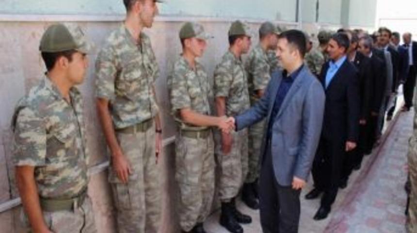 Yıldızeli'nde Ramazan Bayramı Sevin&ccedil;le Karşılandı