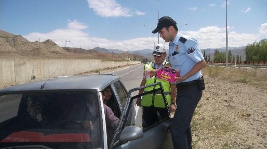 Narman'da S&uuml;r&uuml;c&uuml;lere Trafikte Emniyet Kemeri Ve Hız Kontrol&uuml; Konulu Uygulaması Yapıldı