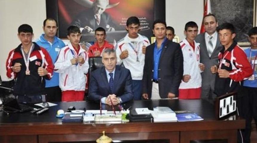 Kars Emniyet M&uuml;d&uuml;r&uuml; Başarılı Boks&ouml;rleri &Ouml;d&uuml;llendirdi