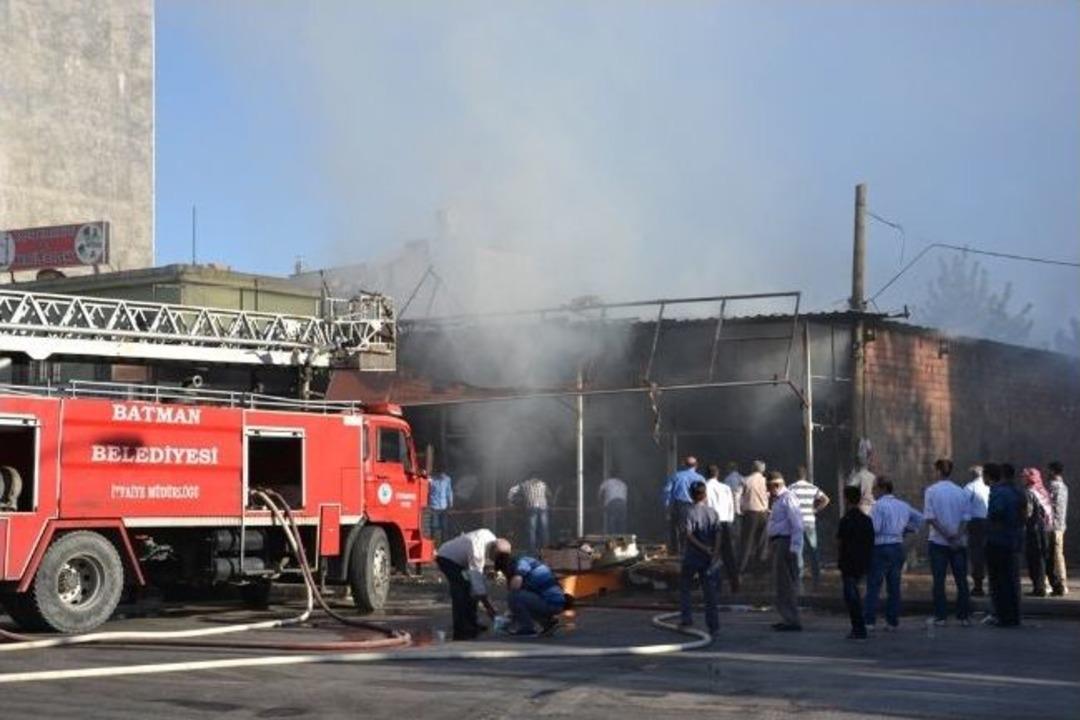 Batman'da Yangın: 2&rsquo;si İtfaiyeci 9 Kişi Zehirlendi