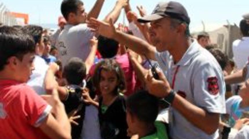 Suriyelilerin Kaldığı &Ccedil;adırkentte T&uuml;rk Bayrağı Izdihamı