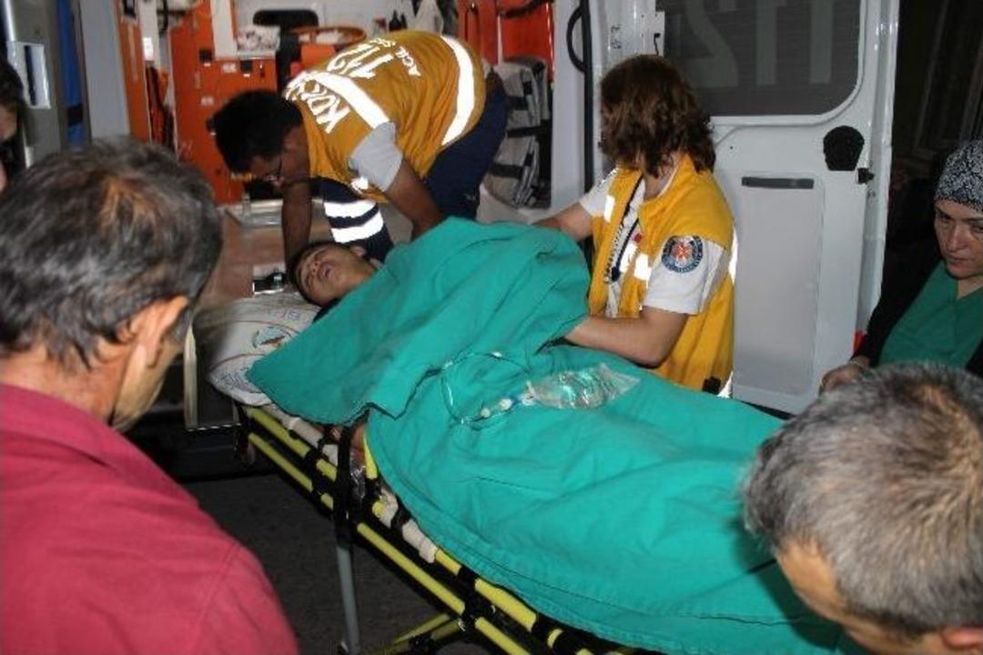 Saklamba&ccedil; Oynarken Eline Demir Saplandı