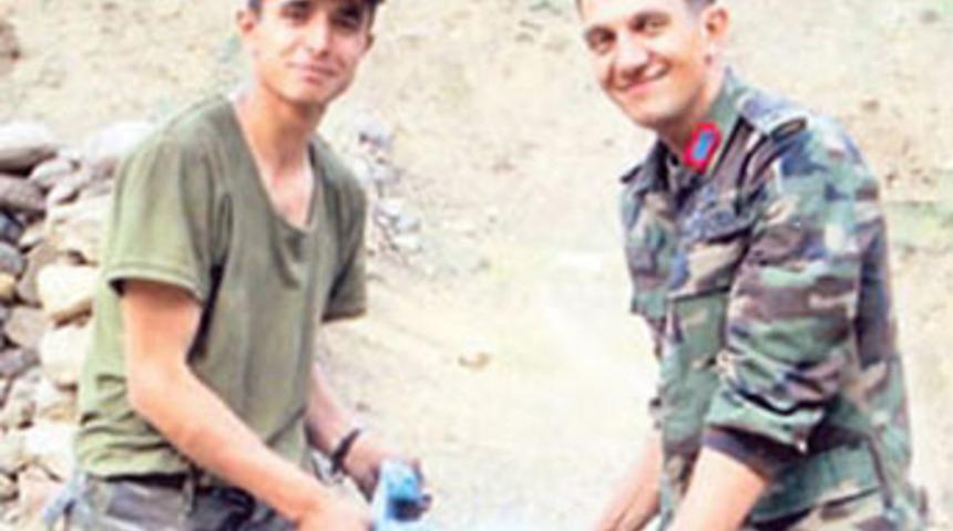 Yarbay emir verdi asker g&ouml;z g&ouml;re &ouml;ld&uuml;!