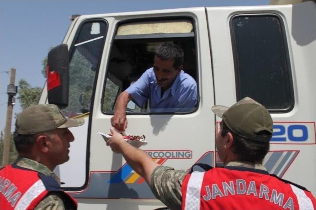 Şırnak&rsquo;ta Asker Vatandaşa Bayram Şekeri Dağıttı