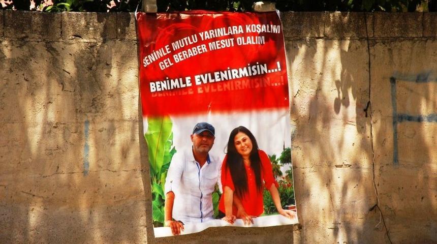 Afişlerle Gelen Evlenme Teklifi