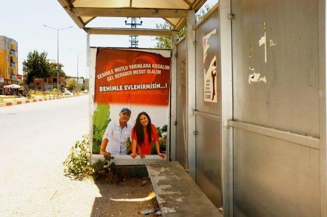 Afişlerle Gelen Evlenme Teklifi 2