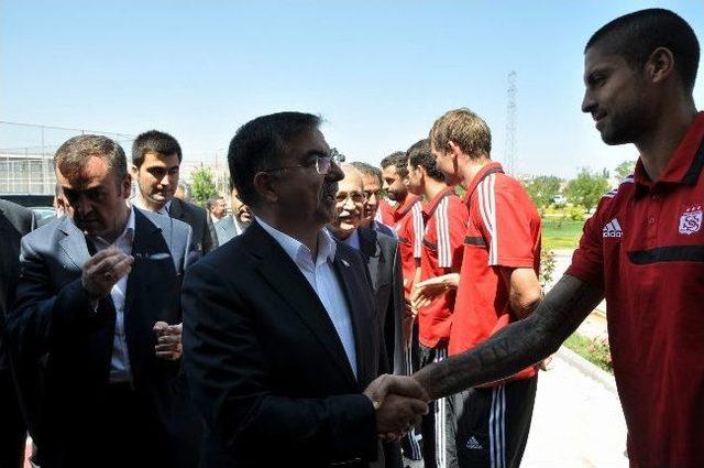 Milli Savunma Bakanı İsmet Yılmaz, Sivasspor’u Ziyaret Etti