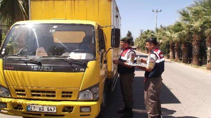 Jandarmadan S&uuml;r&uuml;c&uuml;lere 'hediyeli' Trafik Uygulaması