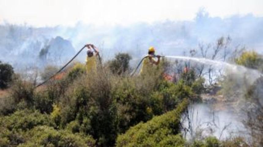 Antalya&rsquo;da Makilik Yangını Korkuttu, Vatandaş Evini Zor Kurtardı