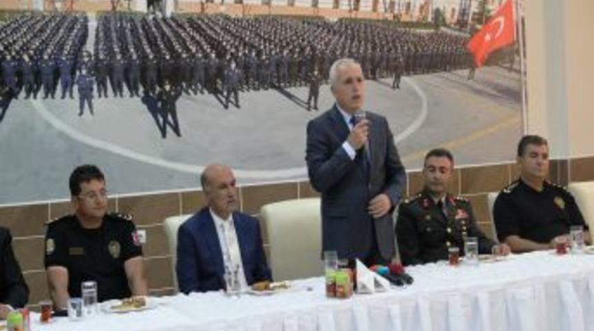 H&uuml;seyin &Ccedil;apkın: Sanat&ccedil;ıların Teşhir Edilmesi Bizim Bileceğimiz Bir Şey Değil