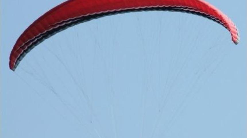 Paraş&uuml;t Tekne Direğine Takıldı: 1 Yaralı