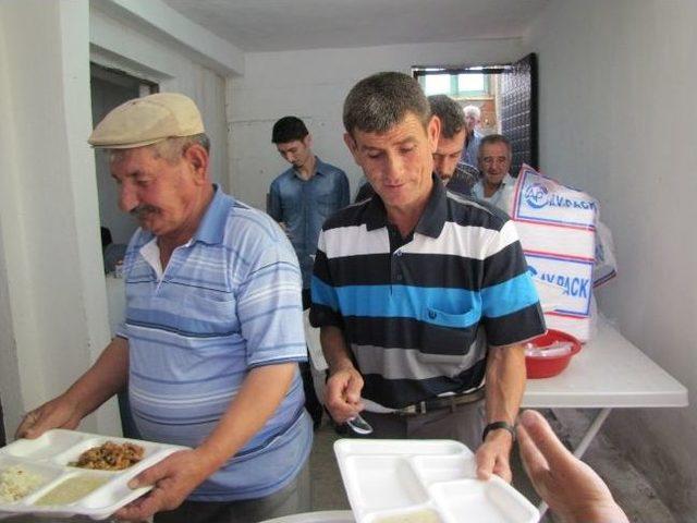 Emet&rsquo;in Kırgıl K&ouml;y&uuml; nde 1300 Kişiye  hayır Yemeği 3