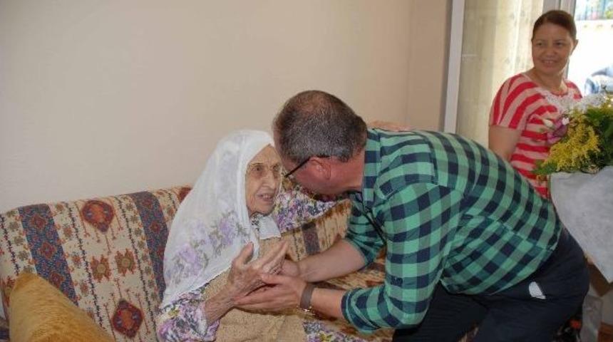 Başkan Altung&uuml;n&rsquo;den En Yaşlı Kuşadalıya Ziyaret