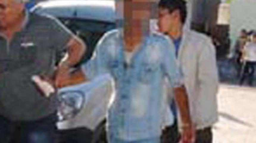 Kendisini yakalayan evsahibini başından bı&ccedil;akladı