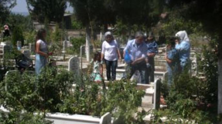 Bayramın İlk G&uuml;n&uuml; Kabristanlık Doldu Taştı