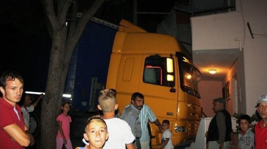 Ayvalık&rsquo;ta Park Halindeki Tır Balkona Girdi