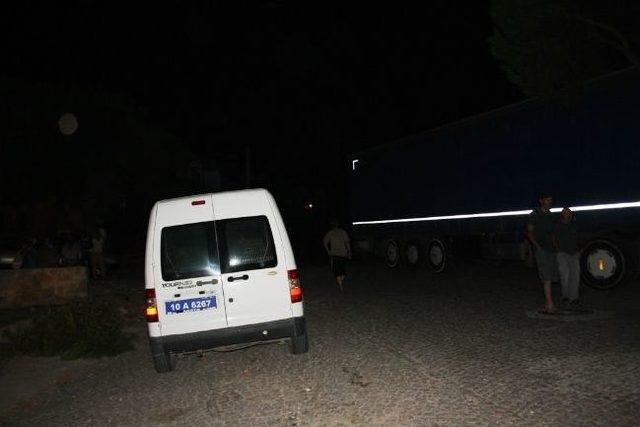 Ayvalık&rsquo;ta Park Halindeki Tır Balkona Girdi 1