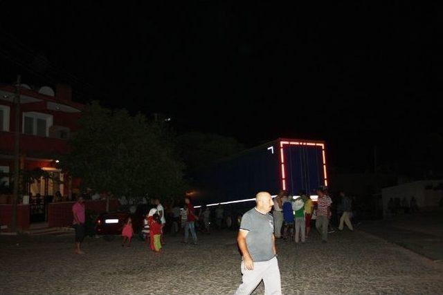 Ayvalık&rsquo;ta Park Halindeki Tır Balkona Girdi 2