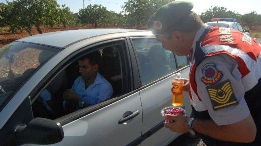 Jandarma, S&uuml;r&uuml;c&uuml;lere Şeker Dağıttı