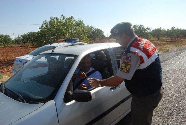 Jandarma, S&uuml;r&uuml;c&uuml;lere Şeker Dağıttı 1