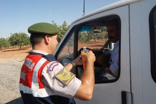 Jandarma, S&uuml;r&uuml;c&uuml;lere Şeker Dağıttı 2