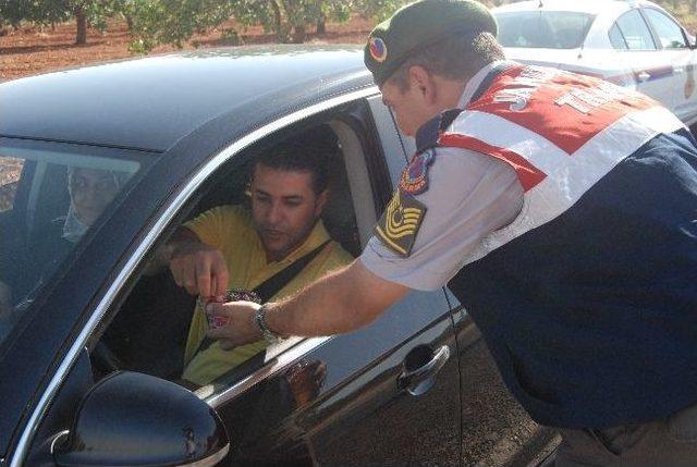 Jandarma, S&uuml;r&uuml;c&uuml;lere Şeker Dağıttı 3